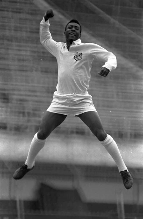 5a610a8cb8fe2_PeleandhiscelebrationafteragoalphotobyDomicioPinheiro1969.thumb.jpg.120b96487c43420e91bb27c29cfebc4b.jpg